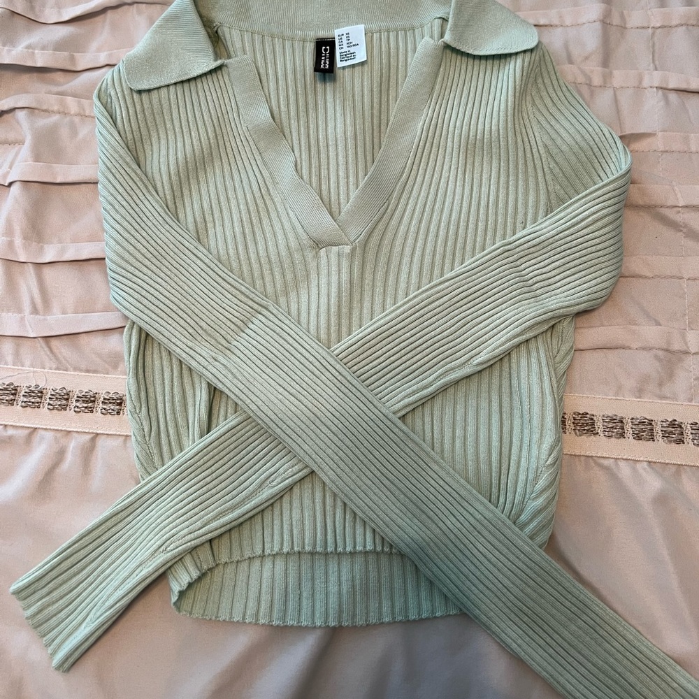 H&M ribbed long sleeve collard crop top